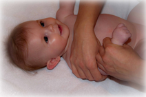 Afbeelding van baby welke gemasseerd wordt