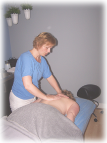 Afbeelding Marian aan de massagetafel masserend